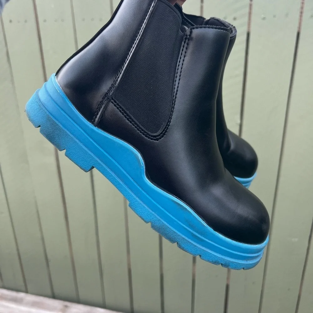 Kids boots size 4 excellent condition